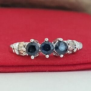 ❤️10k Size 7 Amazing Solid White Gold Dark Sapphire and Genuine Diamonds Ring!